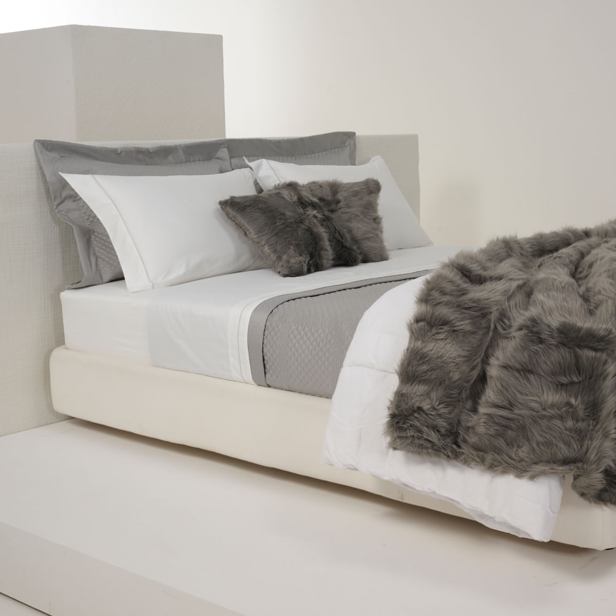 01 01 0183 Capa de Almofada Pele Sintetica Cinza  40 x 40 002